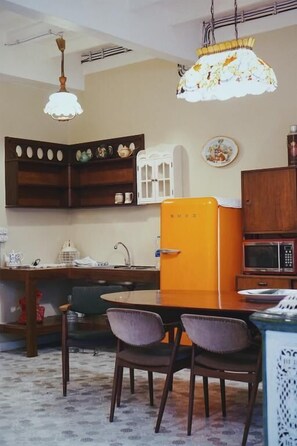 Shared fridge, microwave - Lhong Yaowarat Hostel (Bangkok)