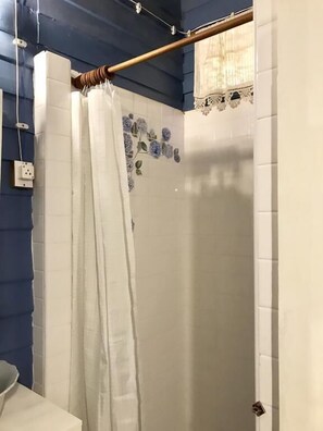Superior Double Room | Bathroom shower - Lhong Yaowarat Hostel (Bangkok)