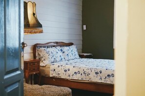 Standard Double Room | Blackout drapes, free WiFi, bed sheets - Lhong Yaowarat Hostel (Bangkok)