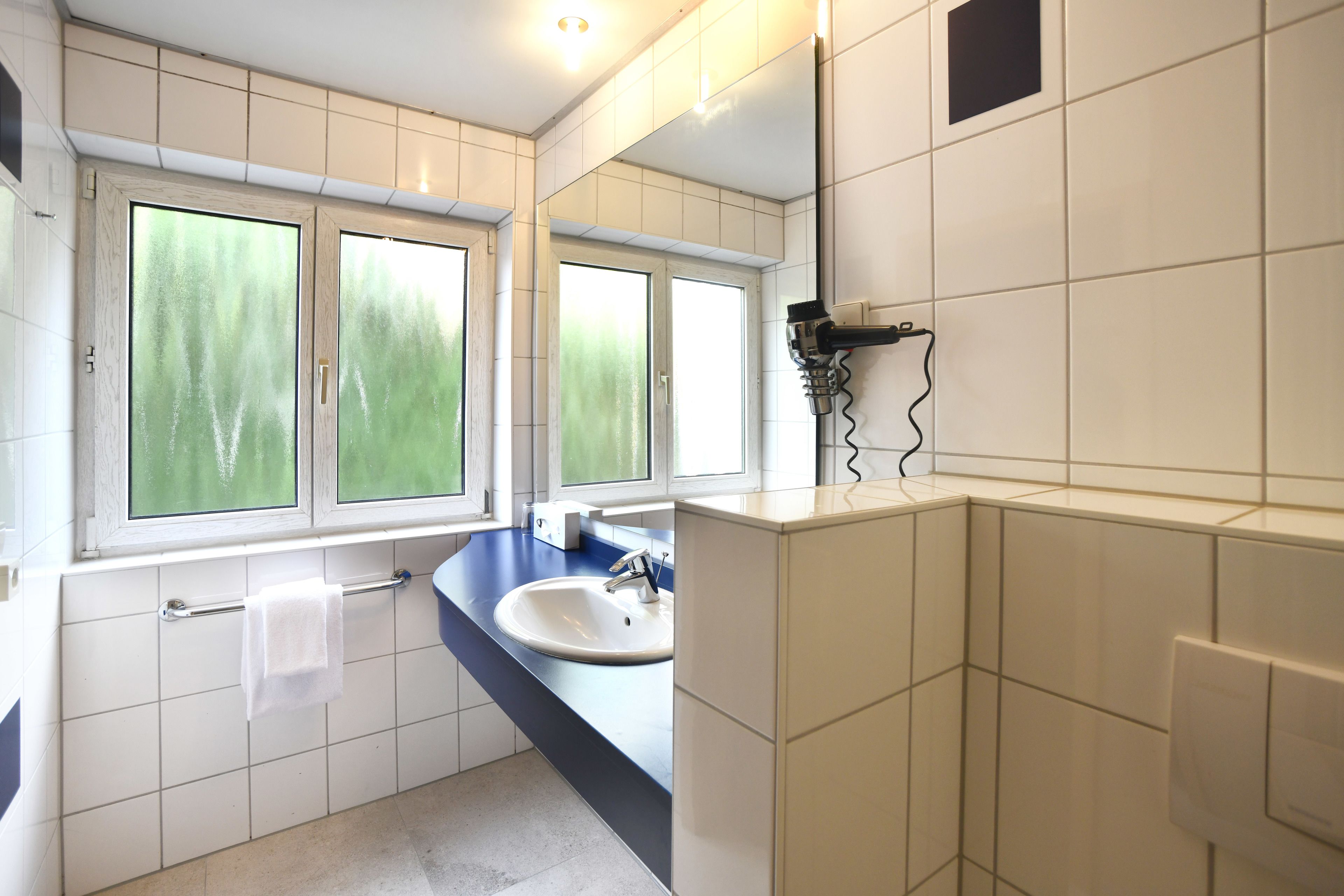 apartment (small) | bathroom | shower, free toiletries, hair dryer, towels