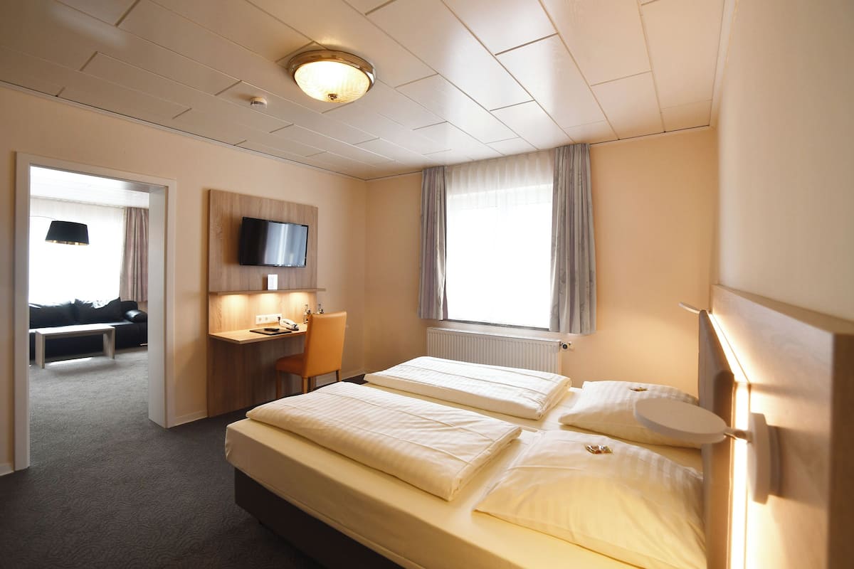 Apartment (XL) | Hypo-allergenic bedding, desk, blackout drapes, free WiFi