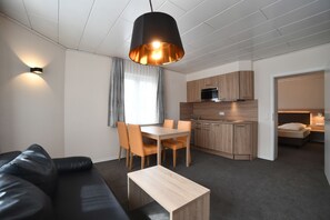 Appartement (XL) | Hypoallergeen beddengoed, een bureau, verduisterende gordijnen