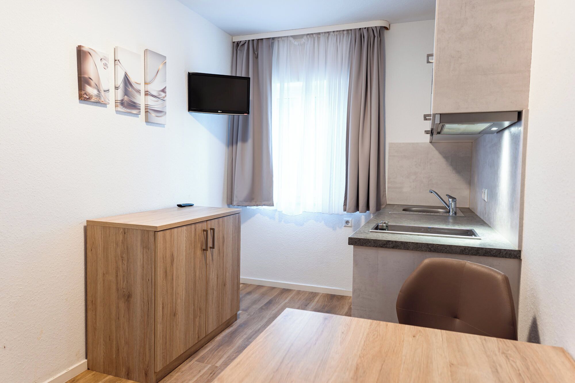 Apartment (Large) | Allergikerbettwaren, Schreibtisch, Verdunkelungsvorhänge
