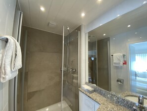 淋浴设施、免费洗浴用品、吹风机、毛巾