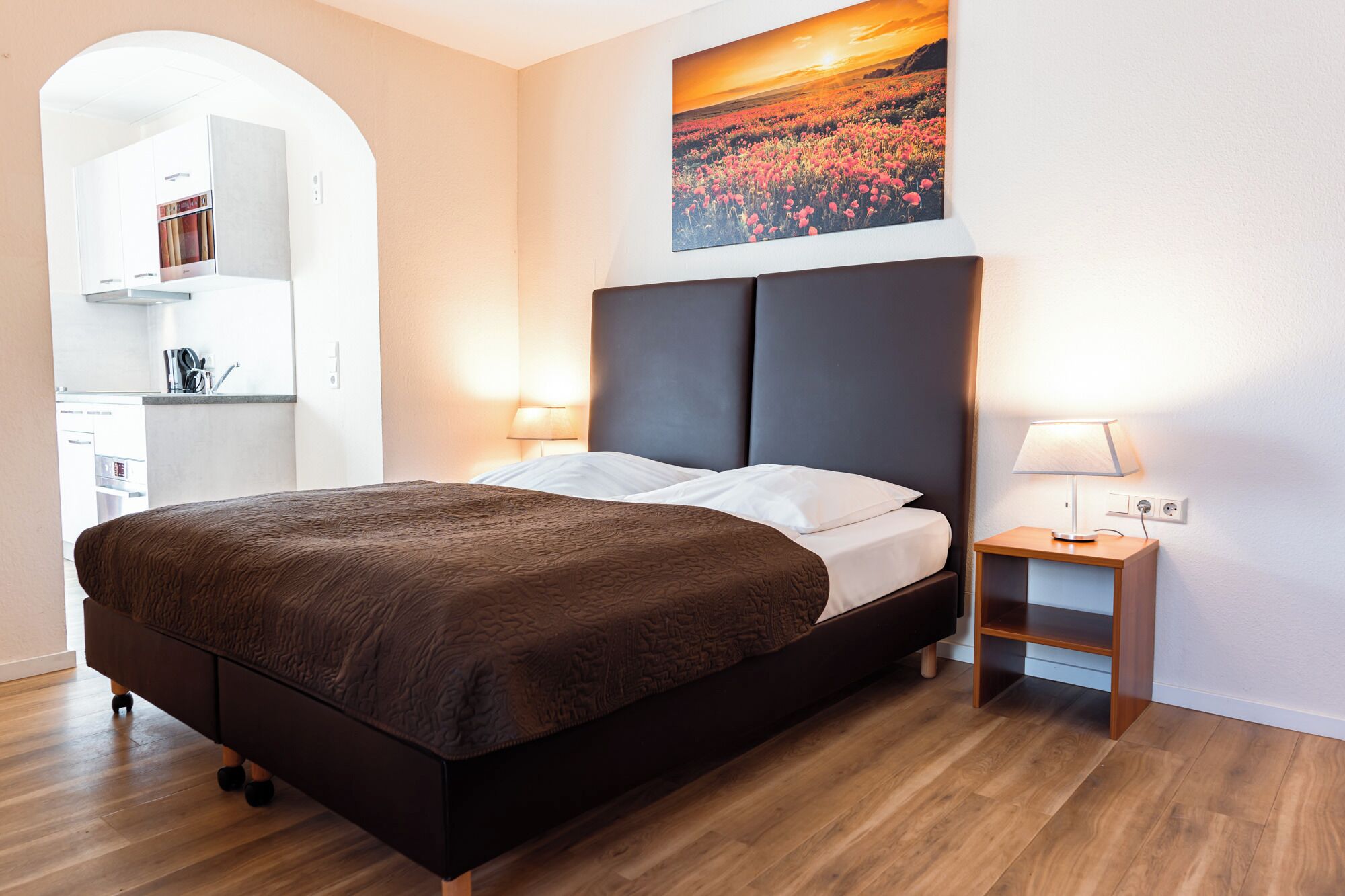 ملاءات للفراش لا تسبب الحساسية ومكتب وستائر تعتيم وواي فاي مجانًا