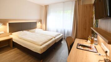 Hypo-allergenic bedding, desk, blackout curtains, free WiFi