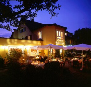 Vista frontal de la propiedad por la tarde o noche