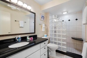 Appartement, Meerdere bedden (Kona Makai 2-201) | Badkamer | Toiletpapier