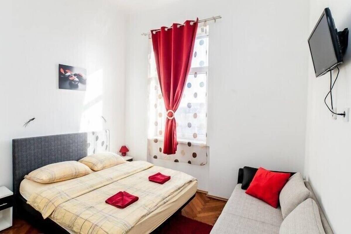 Habitación doble | Tabla de planchar con plancha, wifi gratis y ropa de cama