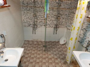 Shared Dormitory, Men only | Bathroom