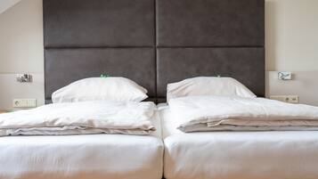 Double Room | Desk, blackout curtains, free WiFi, bed sheets