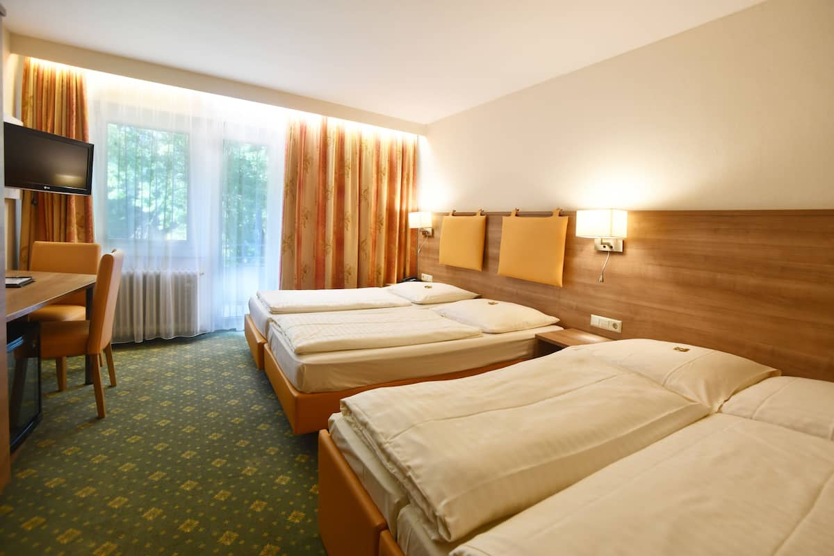 1 bedroom, desk, blackout drapes, free WiFi