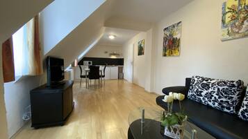 Apartment (XL) | Wohnbereich | Flachbildfernseher, Kinderspielzeug