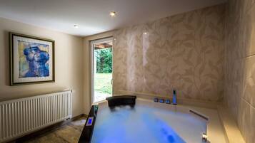 Indoor spa tub