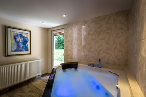 Indoor spa tub - Hotel Kulinarium an der Glems (Gerlingen)