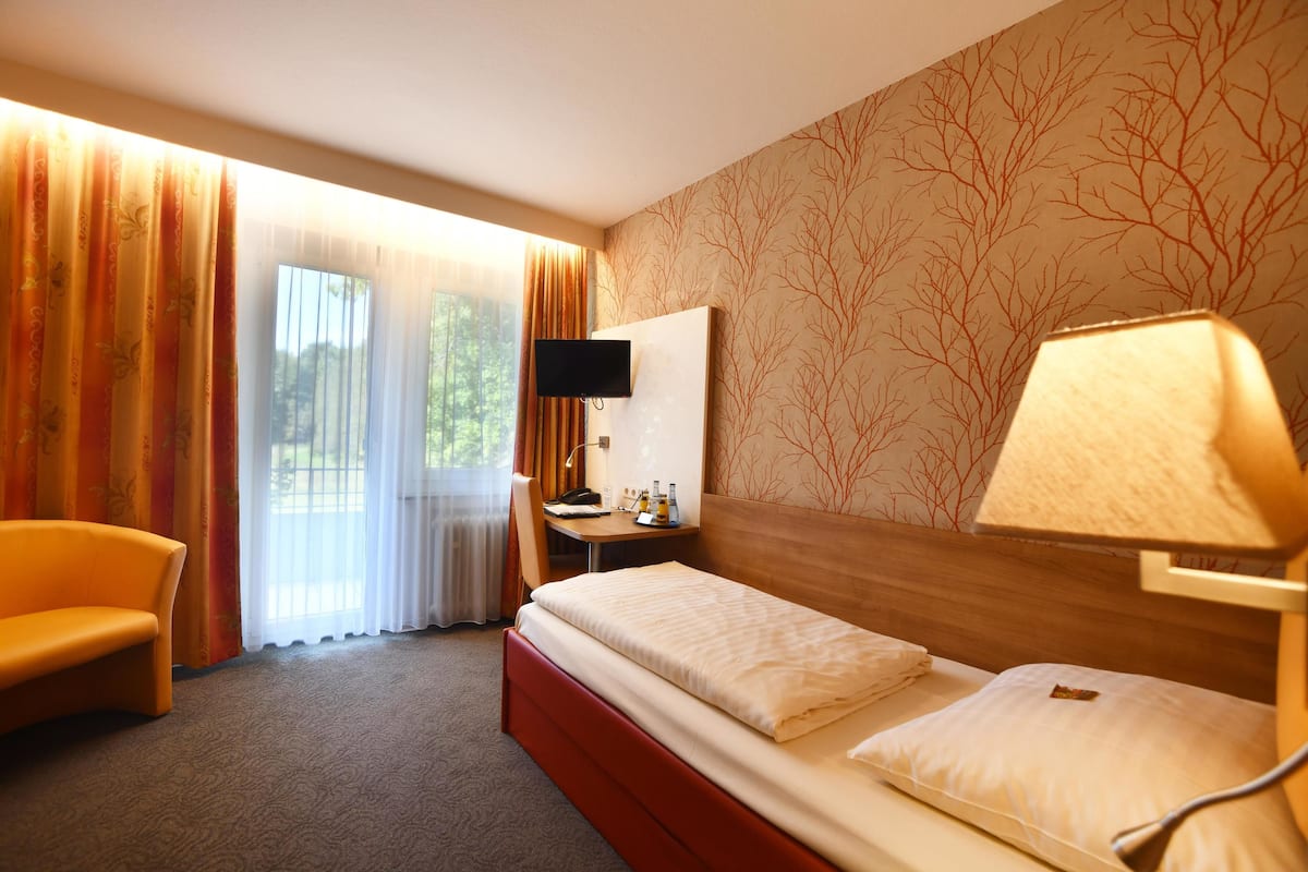 Comfort Single Room with extendable 90-140 cm bed on room wall | 1 bedroom, desk, blackout drapes, free WiFi