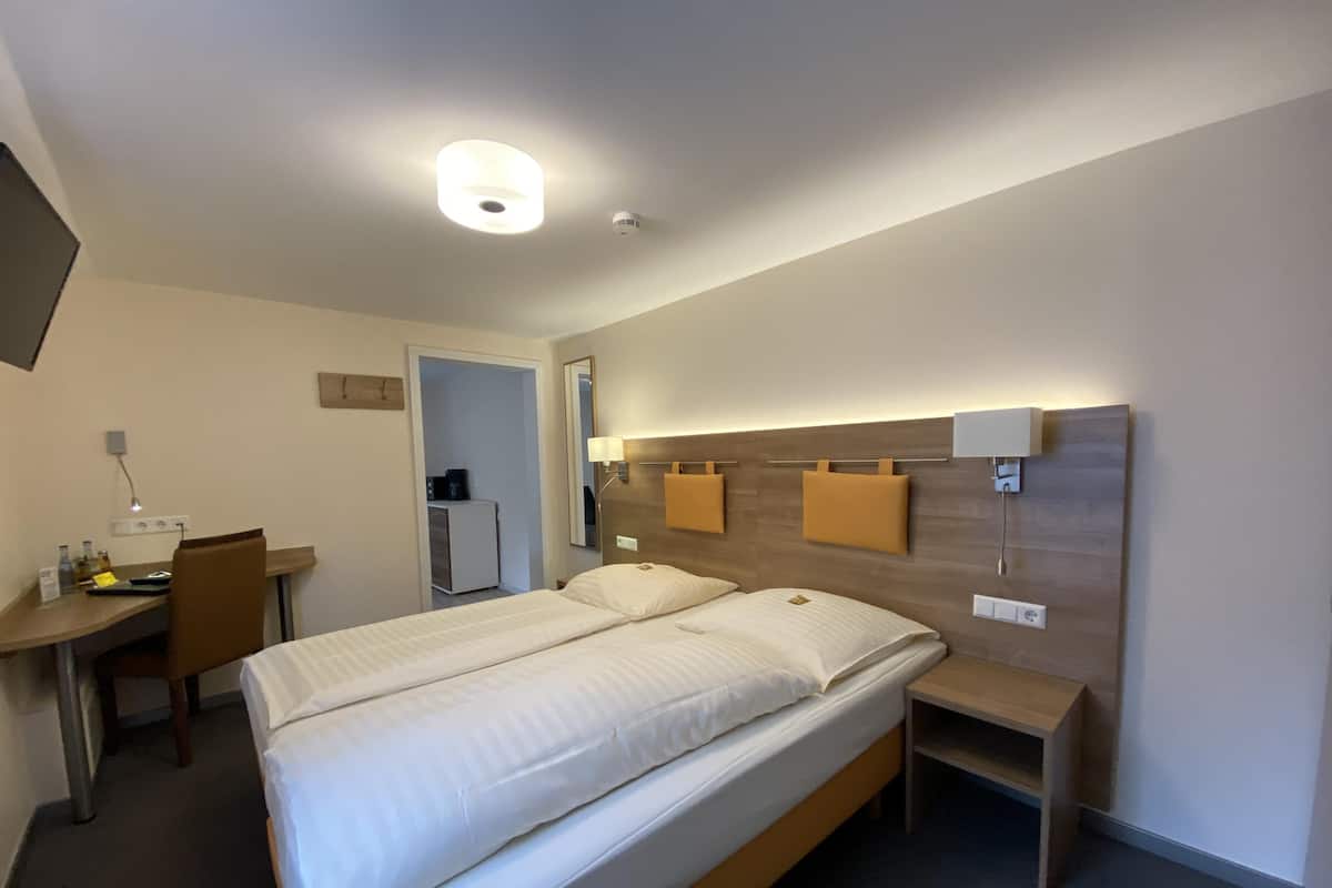 1 bedroom, desk, blackout drapes, free WiFi