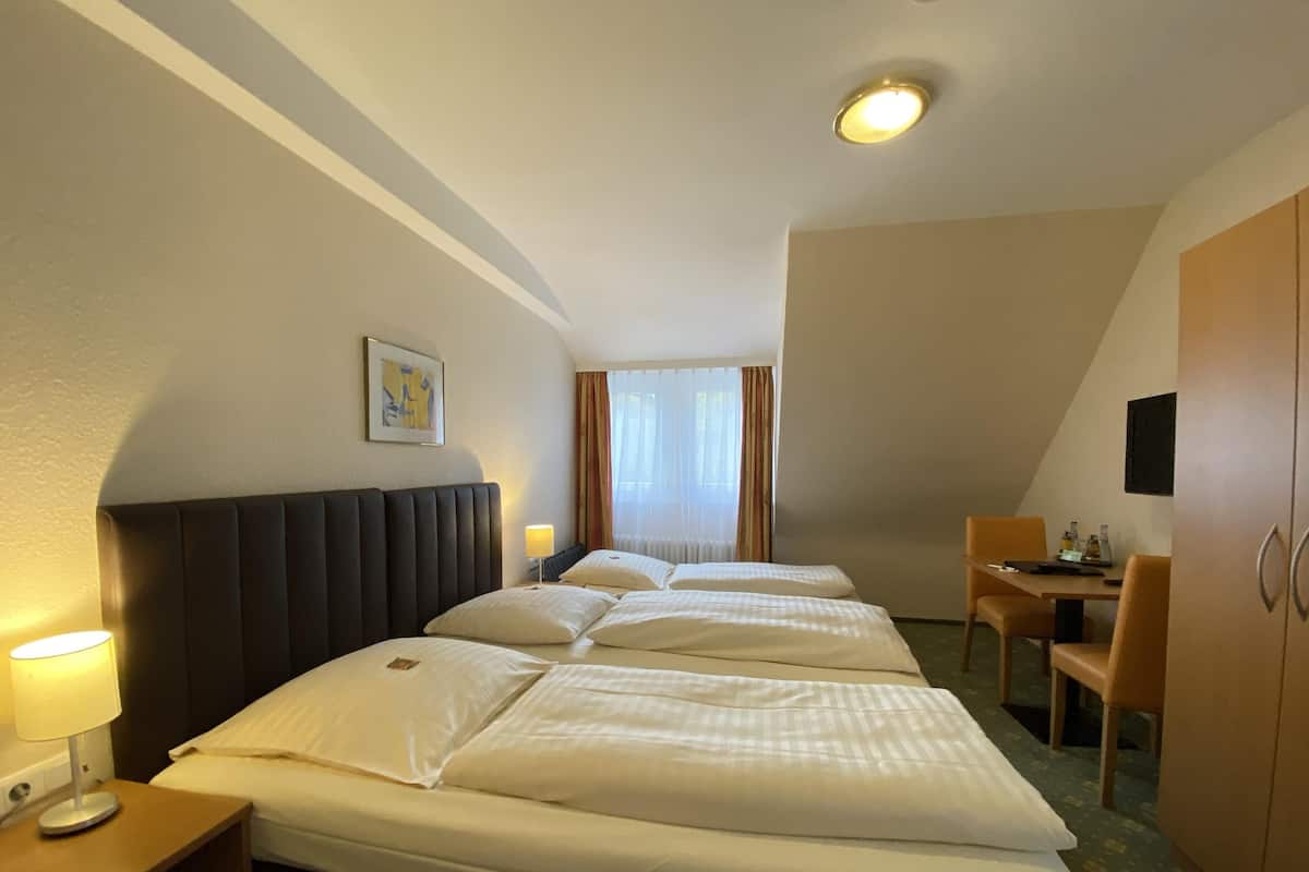 1 bedroom, desk, blackout drapes, free WiFi