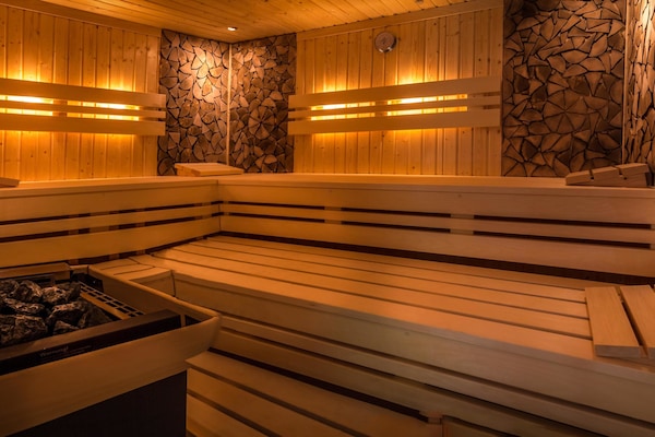 Een sauna, een bubbelbad