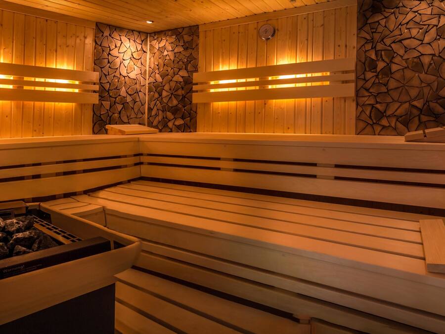 Un sauna, una bañera de hidromasaje