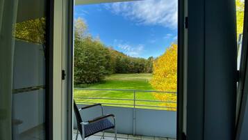 Comfort Single Room with extendable 90-140 cm bed on room wall | View from room