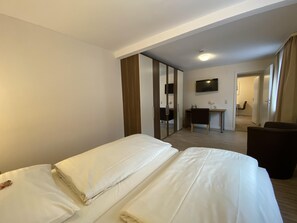 Desk, blackout drapes, free WiFi, bed sheets - Hotel Kulinarium an der Glems (Gerlingen)