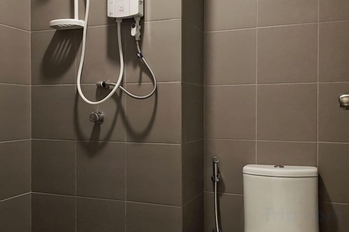 Shower, free toiletries, hair dryer, slippers