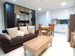 Apartament Comfort, 2 dormitoris | Sala d'estar | Televisor LED 