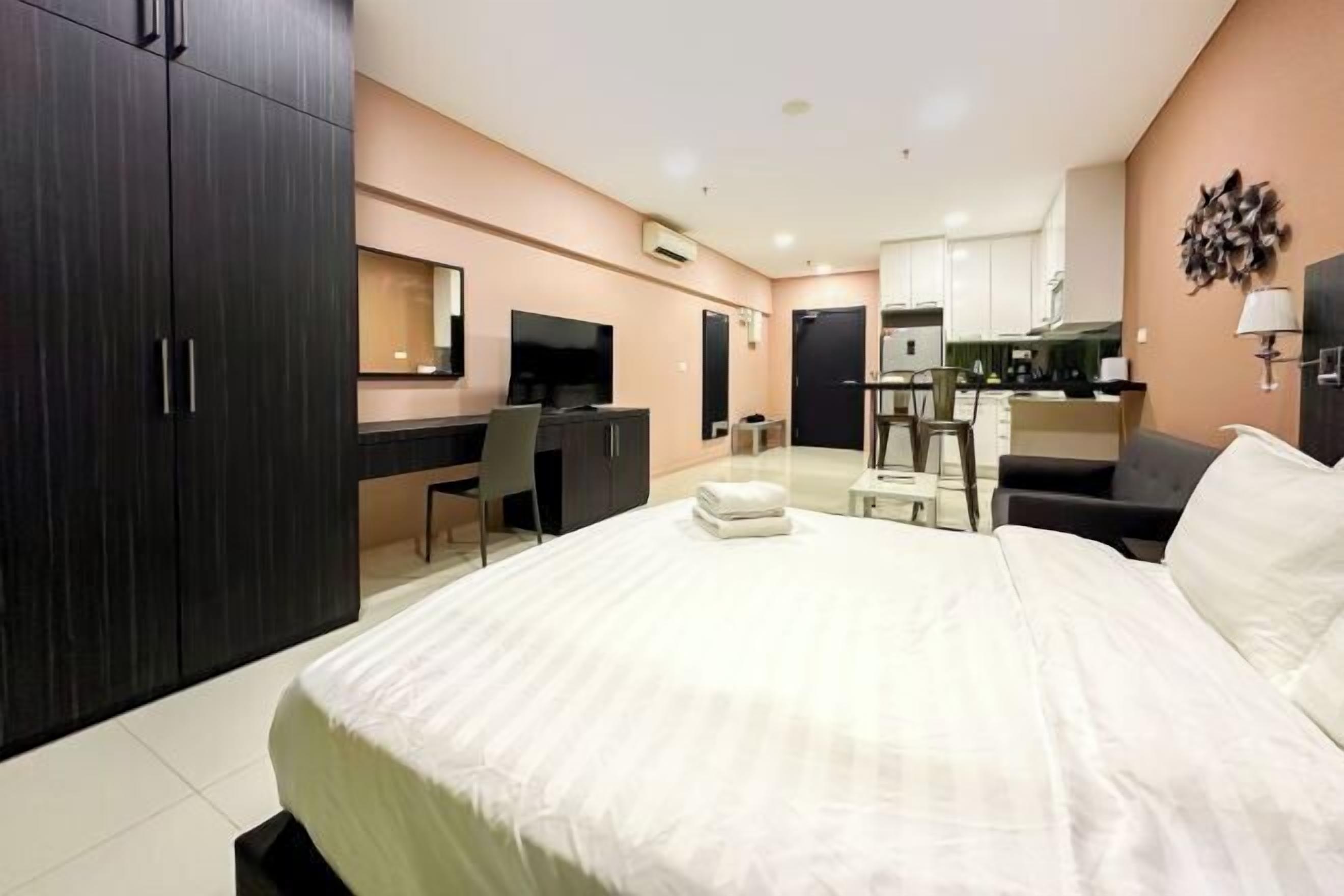 Iron/ironing board, bed sheets