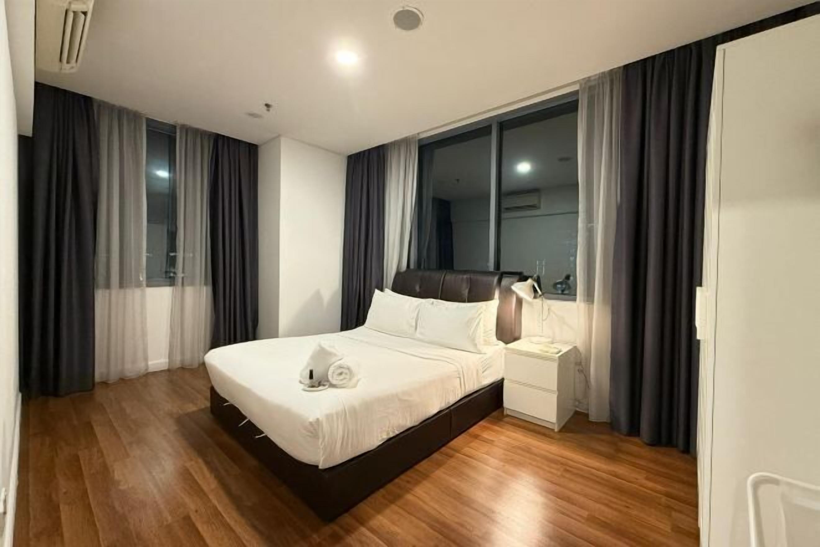 Iron/ironing board, bed sheets