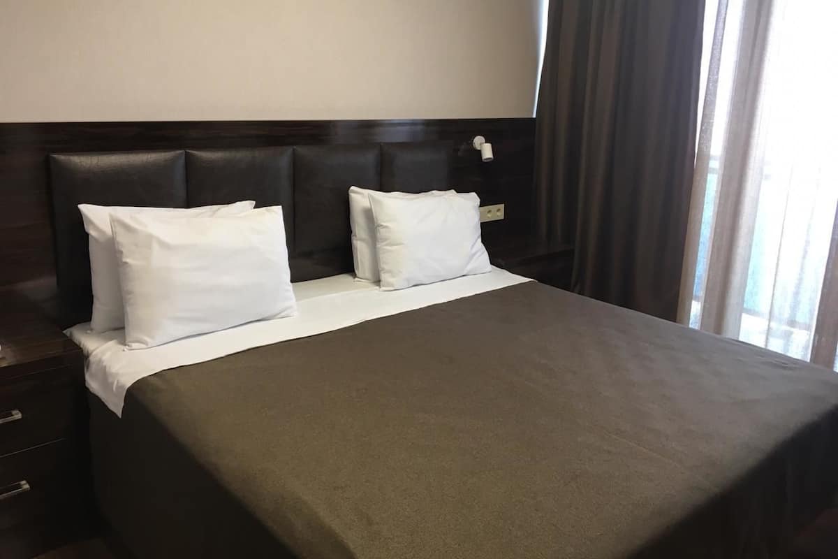Deluxe Suite | Premium bedding, desk, laptop workspace, blackout drapes