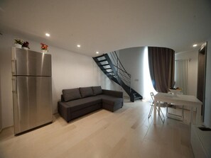 ดีไซน์สตูดิโอ, ห้องครัวขนาดเล็ก | ห้องนั่งเล่น | ทีวีจอแอลซีดี