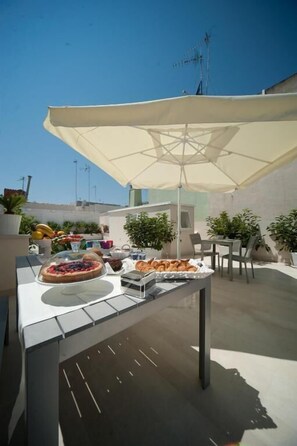 Bao gồm bữa sáng đầy đủ hàng ngày 