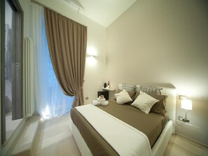 Ropa de cama de alta calidad, cubrecamas, minibar y escritorio 