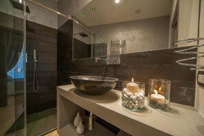Comfort Triple Room, Annex Building | Bathroom | Shower, rainfall showerhead, free toiletries, hair dryer - Tabula Maris (Trani)