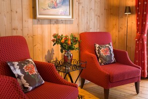 Exclusive Chalet | Living room | Flat-screen TV, toys