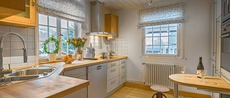 Chalet Exclusive | Cucina privata | Frigorifero, microonde, macchina per caffè espresso