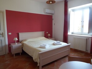 Escritorio, wifi gratis y ropa de cama 