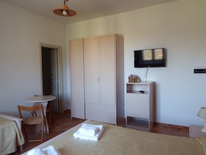 Basic-Dreibettzimmer | Schreibtisch, kostenloses WLAN, Bettwäsche