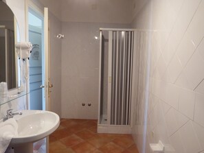 Chambre Quadruple, vue mer | Salle de bain | Douche, douche à « effet pluie », bidet, serviettes fournies