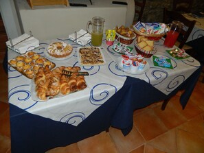 Petit déjeuner buffet servi tous les jours en supplément