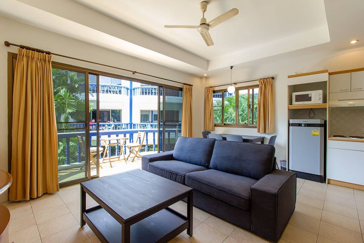 Apartment, 2 Bedrooms, Pool View | Living area