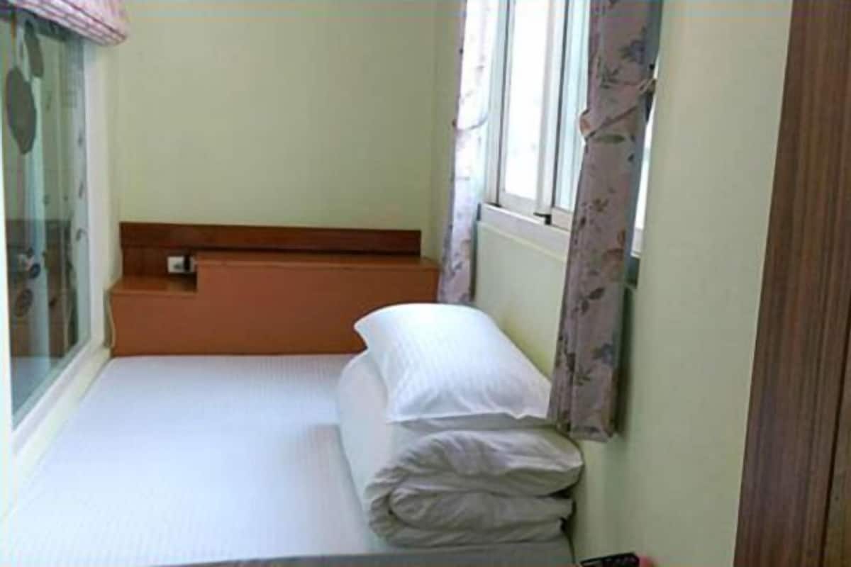 Single Room | Desk, blackout drapes, WiFi (free), bed sheets