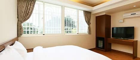 Standard Double Room, Shared Bathroom | Desk, blackout curtains, free WiFi, bed sheets