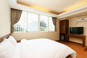 Standard Double Room, Shared Bathroom | Desk, blackout curtains, free WiFi, bed sheets - Happy Owner Homestay (Ruisui)