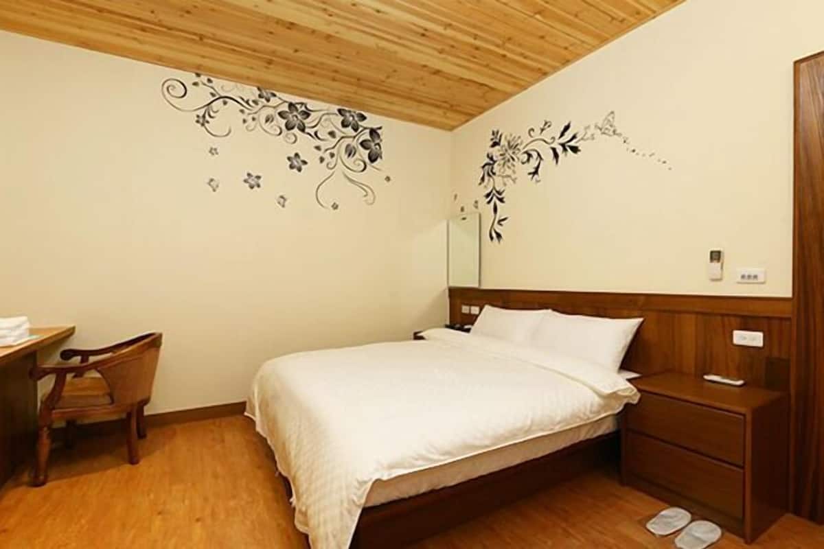 Elite Double Room, No Windows, Shared Bathroom | Desk, blackout drapes, WiFi (free), bed sheets