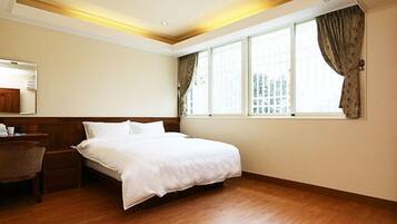Standard Double Room, Shared Bathroom | Desk, blackout drapes, free WiFi, bed sheets
