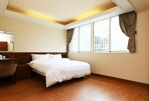 Standard Double Room, Shared Bathroom | Desk, blackout curtains, free WiFi, bed sheets - Happy Owner Homestay (Ruisui)