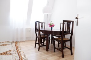 Apartment | 2 Schlafzimmer, Schreibtisch, Verdunkelungsvorhänge