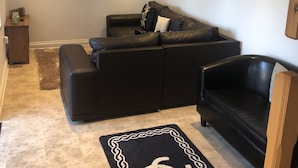 Hus, 2 soverom | Oppholdsområde | Flatskjerm-TV